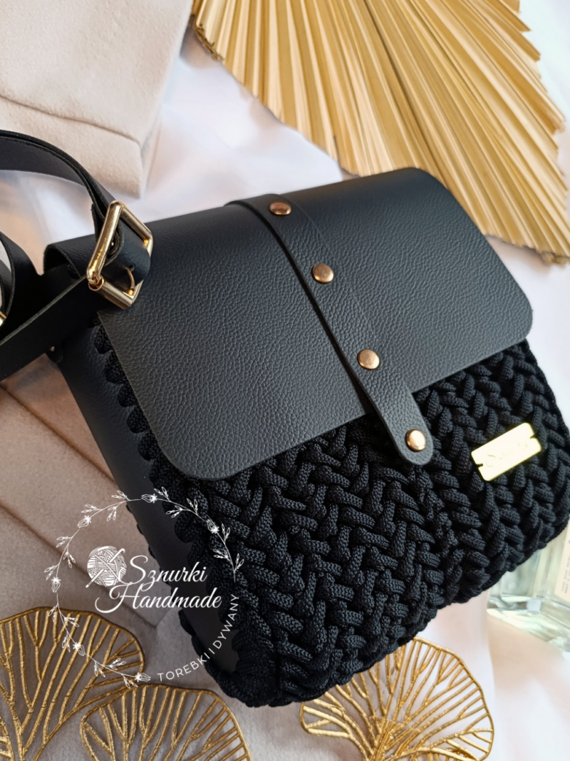 Listonoszka z prostą klapką z nitami Czarna