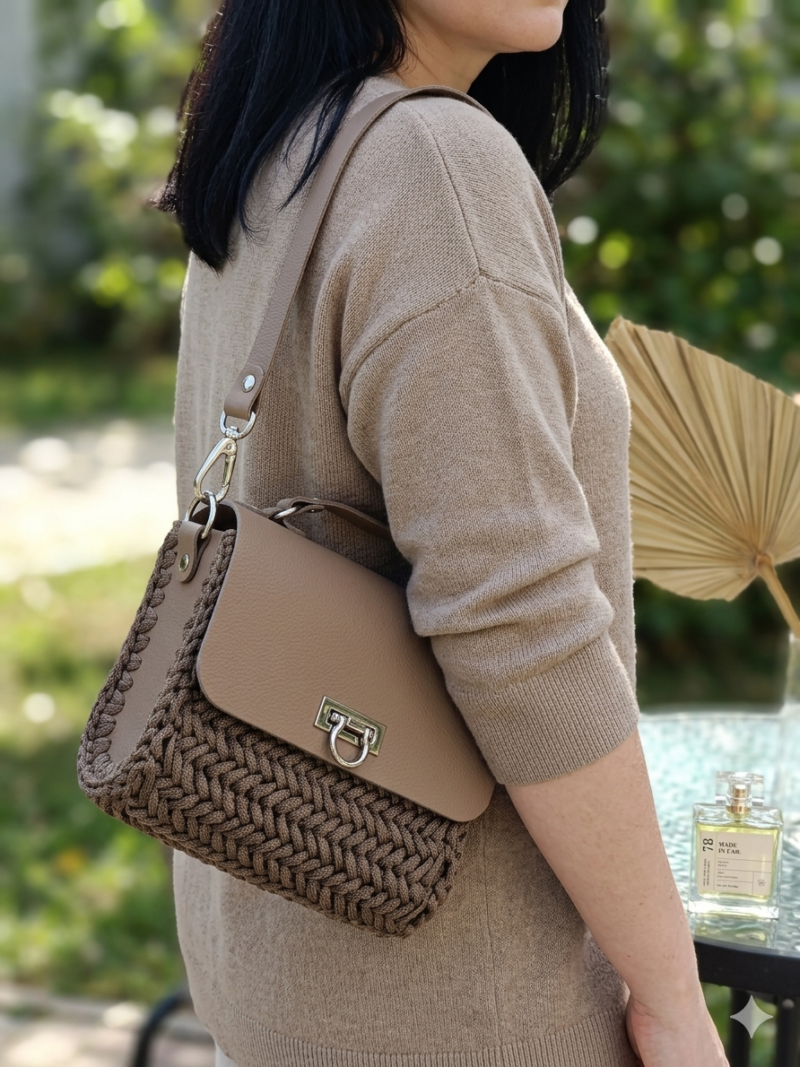 Listonoszka z rączką i zapięciem Kawowa