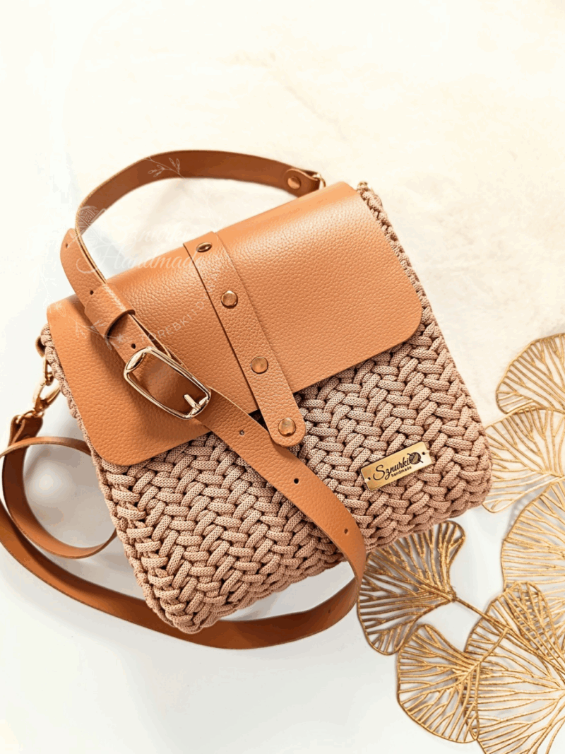 Listonoszka z prostą klapką z nitami - Biszkoptowa GOTOWA DO WYSYŁKI